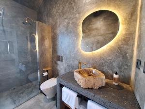 Ένα μπάνιο στο Central Lava 27 Apartment +15 φωτογραφίες
