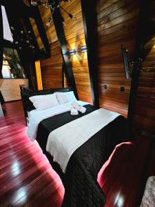 Postel nebo postele na pokoji v ubytování Chalé Encantos do Frade + 42 fotografií