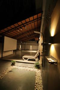 DenkanikotaにあるBangalore Bubble Stay 1BHK Villa - Bellaの真ん中にベッドがある部屋