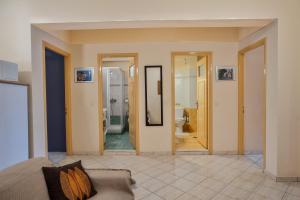 Ένα μπάνιο στο Tritsa House, 3-bedroom apt next to Corfu Town and airport