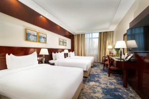 Giường trong phòng chung tại Emaar Royal Hotel +73 ảnh