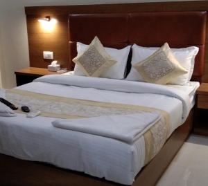 Postel nebo postele na pokoji v ubytování Hotel Crystal Luxury Inn- Bandra