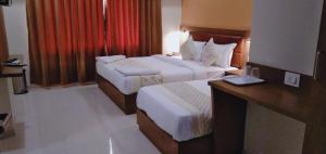 Postel nebo postele na pokoji v ubytování Hotel Crystal Luxury Inn- Bandra
