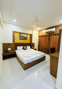 Postel nebo postele na pokoji v ubytování Hotel Crystal Luxury Inn- Bandra