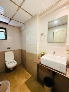 Koupelna v ubytování Hotel Crystal Luxury Inn- Bandra