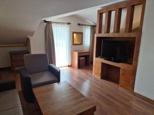 TV a/nebo společenská místnost v ubytování Dinara Hotel
