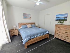 ein Schlafzimmer mit einem Bett und einem Deckenventilator in der Unterkunft Executive Townhouse Near Heart of Adelaide City in Rose Park