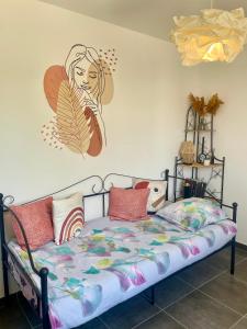 Ένα ή περισσότερα κρεβάτια σε δωμάτιο στο Maison moderne cosy et lumineuse
