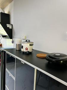 Una cocina o cocineta en Mader Home 1 fotos más