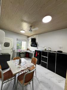Una cocina o cocineta en Mader Home