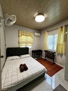 Una cama o camas en una habitación de Mader Home