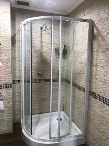 Ένα μπάνιο στο Large beachfront apartment in Cha-am