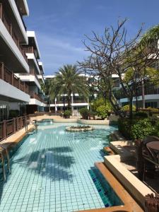 Πισίνα στο ή κοντά στο Large beachfront apartment in Cha-am