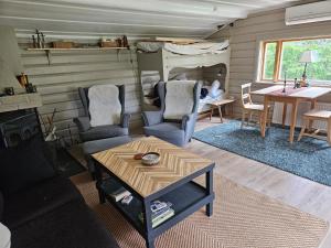 Posezení v ubytování Stugan på kullen i Hemfjällstangen
