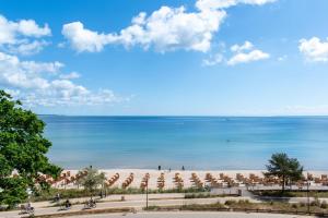 a view of a beach with umbrellas and the ocean at Ferienwohnung Hang Loose Scharbeutz in Scharbeutz