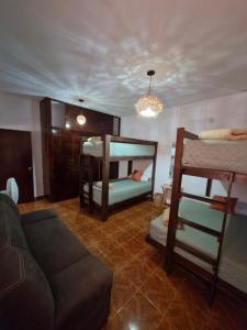 ein Wohnzimmer mit 2 Etagenbetten und einem Sofa in der Unterkunft Casa para 18 personas con AC, cocina y a 10 min de la Playa in Playa del Carmen + 21 Fotos