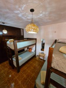 Zimmer mit 2 Etagenbetten und einem Kronleuchter in der Unterkunft Casa para 18 personas con AC, cocina y a 10 min de la Playa in Playa del Carmen