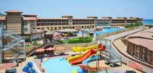 Bazén v ubytování Coral Sea Beach and Aqua Park nebo v jeho okolí