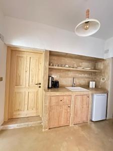 Η κουζίνα ή μικρή κουζίνα στο Holurla Harmony House +4 φωτογραφίες