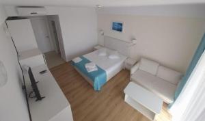 a small room with a bed and a couch at Studio Deluxe at Blaxy RESORT Olimp - vedere superba la mare in Olimp