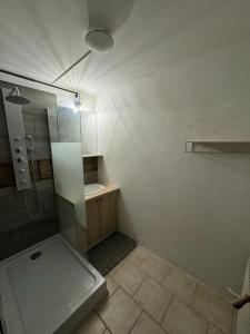 Bilik mandi di Loue Chambres vert bâtiment les cytises 11 ou 13 rue de la motte Nevers 58000