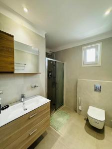 Ένα μπάνιο στο Tolon House