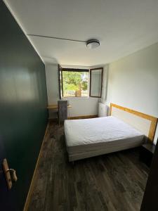 Katil atau katil-katil dalam bilik di Loue Chambres vert bâtiment les cytises 11 ou 13 rue de la motte Nevers 58000