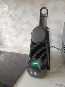 a green cup in a black object next to a bed at 't Wieltje in Vlissingen