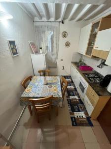 Η κουζίνα ή μικρή κουζίνα στο La casa dei Conti +30 φωτογραφίες