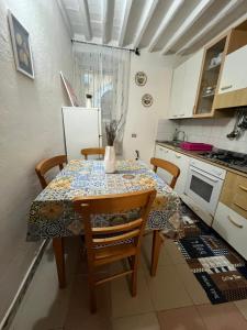 Η κουζίνα ή μικρή κουζίνα στο La casa dei Conti