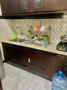 Η κουζίνα ή μικρή κουζίνα στο NEW KUBU DI BUKIT private kitchen near beach and 10 minute to airpot