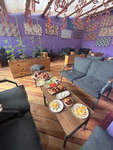 ein Wohnzimmer mit einem Tisch mit Tellern voller Essen darauf in der Unterkunft Hostel A07 in Alanya