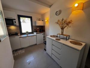 Nhà bếp/bếp nhỏ tại Casa 115 - Plage & piscine chauffée +32 ảnh