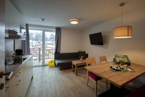 Kuchyň nebo kuchyňský kout v ubytování Collina Hotel Garni
