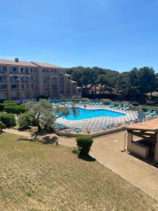 a view of a large swimming pool in a resort at Studio zen climatisé piscine parking in Balaruc-les-Bains
