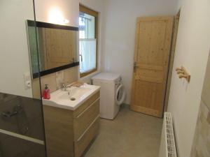 Un baño con lavabo e inodoro en La Bertrandie, en Florimont-Gaumiers 29 fotos más