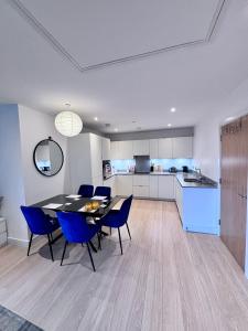 eine Küche und ein Esszimmer mit Tisch und Stühlen in der Unterkunft Posh 2 bedroom apartment with a Gym in South Norwood