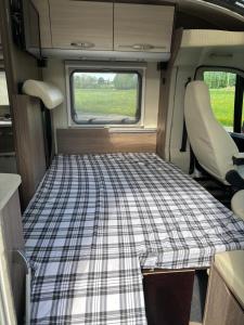 Un pat sau paturi într-o cameră la Camper