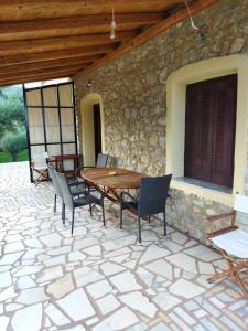 Patio nebo venkovní prostory v ubytování VillaLas - Traditional Stone House in Vathi of Mani