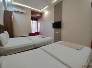 Postel nebo postele na pokoji v ubytování Shree 9NB Hotels, Pithampur