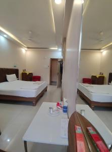 Postel nebo postele na pokoji v ubytování Shree 9NB Hotels, Pithampur