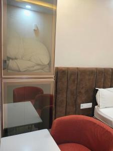 Postel nebo postele na pokoji v ubytování Shree 9NB Hotels, Pithampur