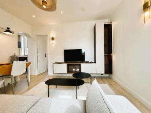 TV a/nebo společenská místnost v ubytování Appartement séduisant Paris - Clichy