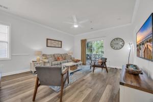 Televízia a/alebo spoločenská miestnosť v ubytovaní Pet Friendly w Huge Resort Pool Near Beach + 44 fotografií