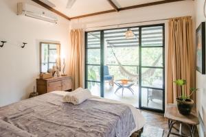 Voodi või voodid majutusasutuse TUKI Nest Spacious Home with Garden View & Self-Service Breakfast - Large Porch, Subic Monkeys, Pet Friendly with a Fee toas