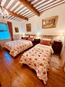 a bedroom with two beds in a room at La Sarrasine in Villes-sur-Auzon