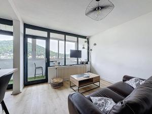 Televízia a/alebo spoločenská miestnosť v ubytovaní Vue Panoramique & Charme Romeuf E