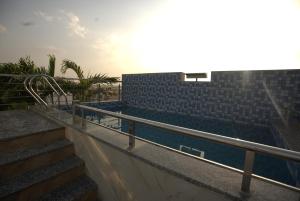 Bazén v ubytování Hotel Aana Inn Prime Swiming Pool nebo v jeho okolí
