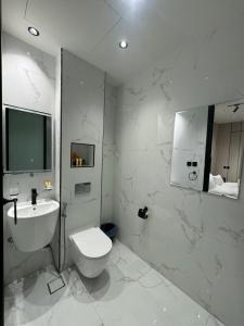 Ένα μπάνιο στο Luxury Apartment in Al Khobar +26 φωτογραφίες