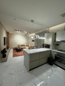 Η κουζίνα ή μικρή κουζίνα στο Luxury Apartment in Al Khobar